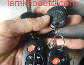 Làm chìa xe Toyota Sienna 